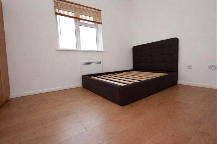 Flat To Rent In High Road, Finchley, N12