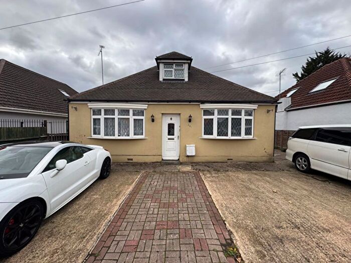 5 Bedroom Detached Bungalow For Sale In Toddington Road, Luton, LU4