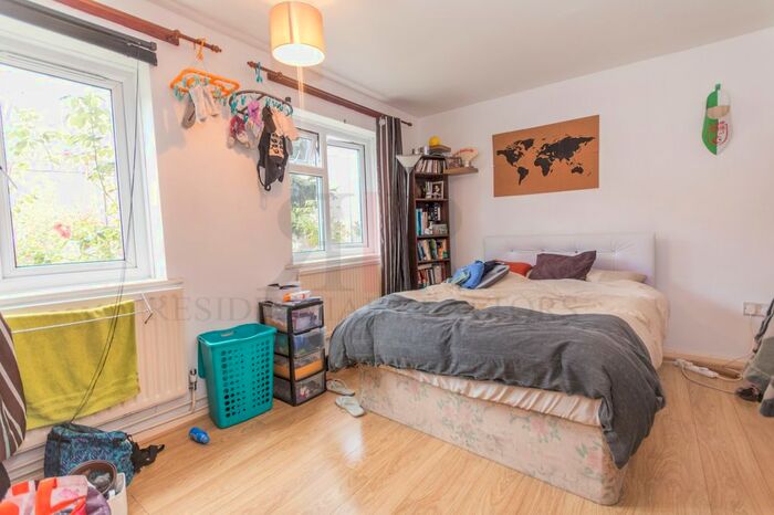 3 Bedroom Flat To Rent In Rockingham Street, London, SE1