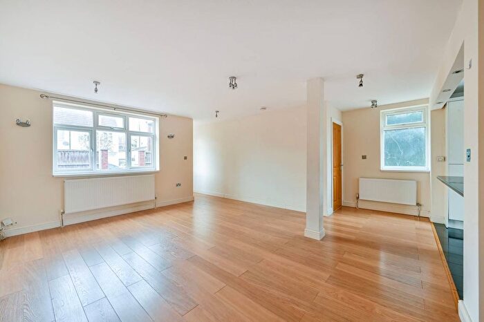 2 Bedroom Maisonette To Rent In Upper Farm Road, West Molesey, KT8