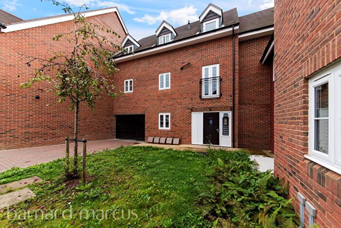 2 Bedroom Flat For Sale In Dover Road, Tadworth, KT20