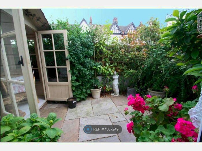 1 Bedroom Flat To Rent In Woodfield Road, Leigh-On-Sea, SS9