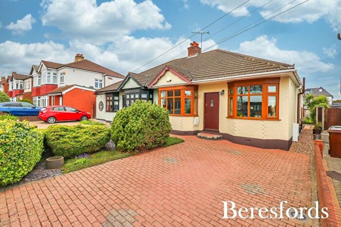 2 Bedroom Bungalow For Sale In Newbury Gardens, Upminster, RM14