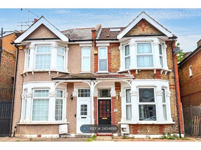 4 Bedroom Semi-Detached House To Rent In Farnham Road, Seven Kings, IG3