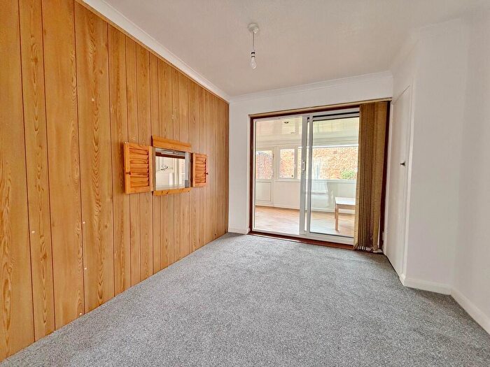 3 Bedroom Semi-Detached House For Sale In Southbourne Avenue, Drayton, PO6