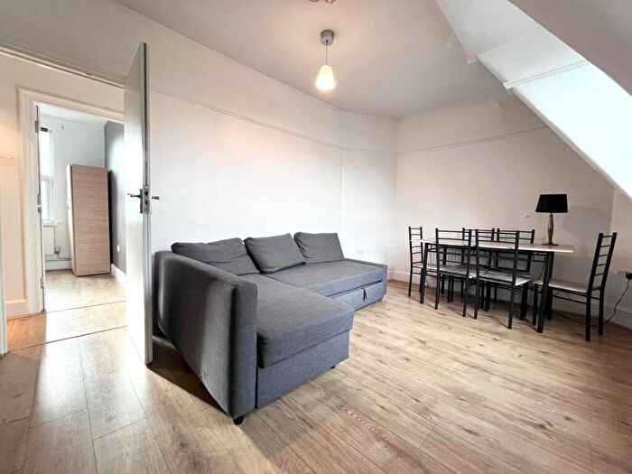 3 Bedroom Apartment To Rent In - Commercial Road, London, Whitechapel, E1