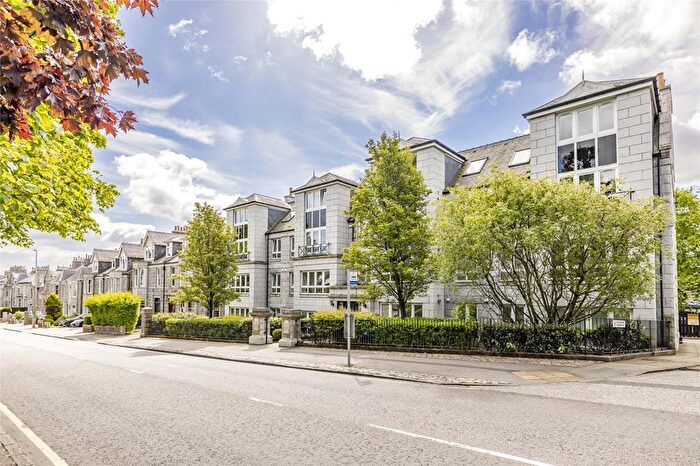 3 Bedroom Flat To Rent In King's Gate, Top Floor, AB15
