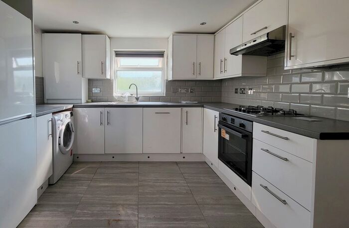 2 Bedroom Flat To Rent In Trevelyan Road, London, SW17