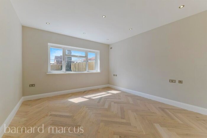 3 Bedroom Bungalow For Sale In Cudas Close, Stoneleigh, KT19