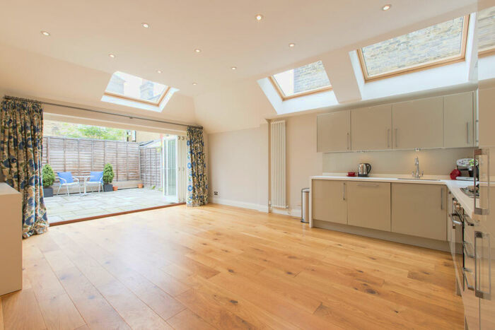 2 Bedroom Flat To Rent In Airedale Road, Wandsworth Common, London, SW12