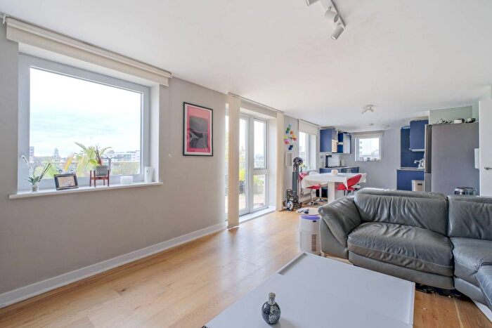 2 Bedroom Flat For Sale In Broomfield Street, Poplar, London, E14