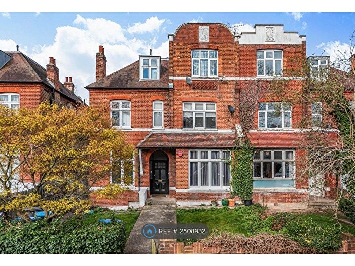 3 Bedroom Flat To Rent In Chatsworth Road, London, NW2