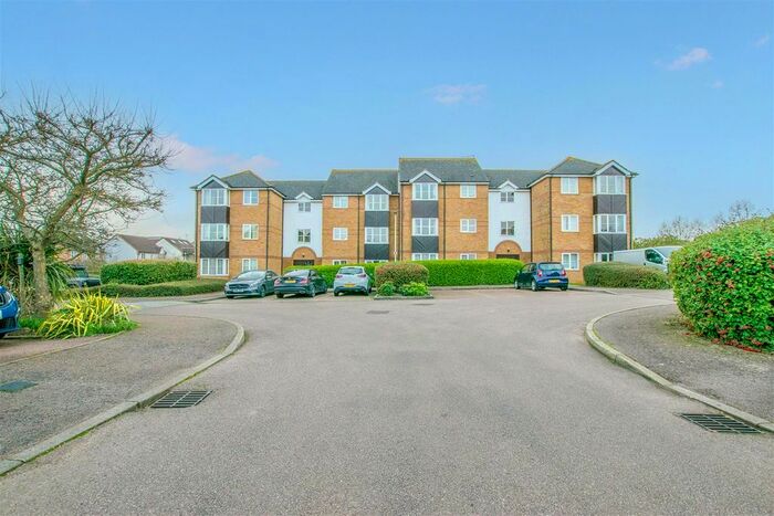 2 Bedroom Flat To Rent In Foxes Close, Hertford, SG13
