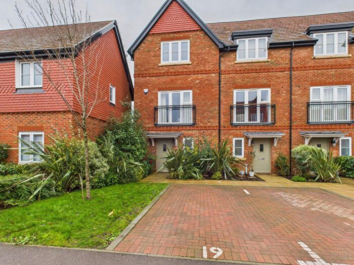 4 Bedroom End Of Terrace House For Sale In Aspen Road, High Wycombe, Buckinghamshire, HP10
