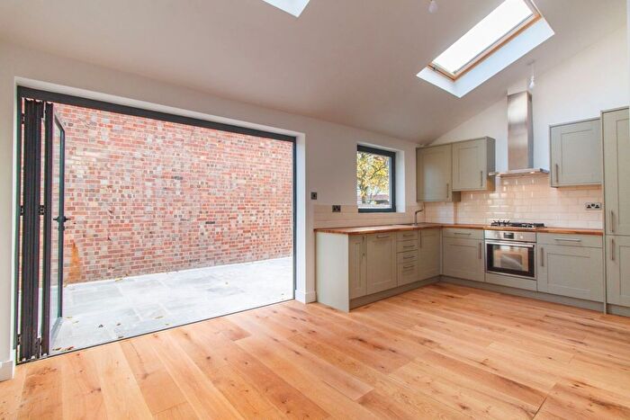 3 Bedroom Flat To Rent In Evelyn Road, London, SW19