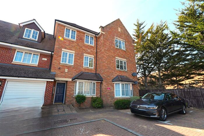2 Bedroom Flat To Rent In Hayling Close, Slough, SL1