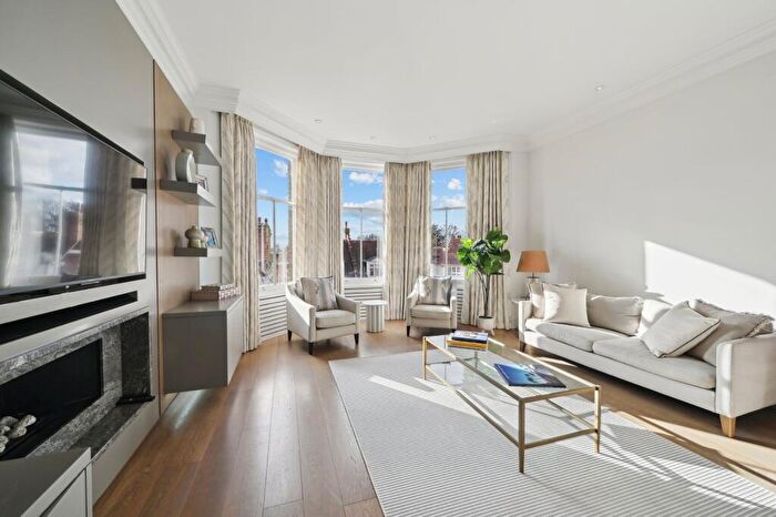 3 Bedroom Flat To Rent In Drayton Gardens, Chelsea, London, SW10