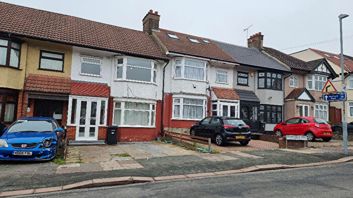 3 Bedroom Terraced House To Rent In Springfield Drive, Ilford, Essex, IG2