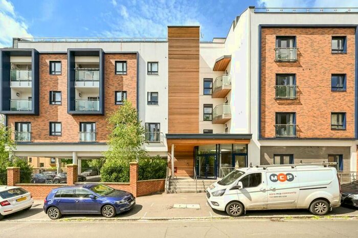 2 Bedroom Flat To Rent In Sidmouth Avenue, Isleworth, Greater London, TW7