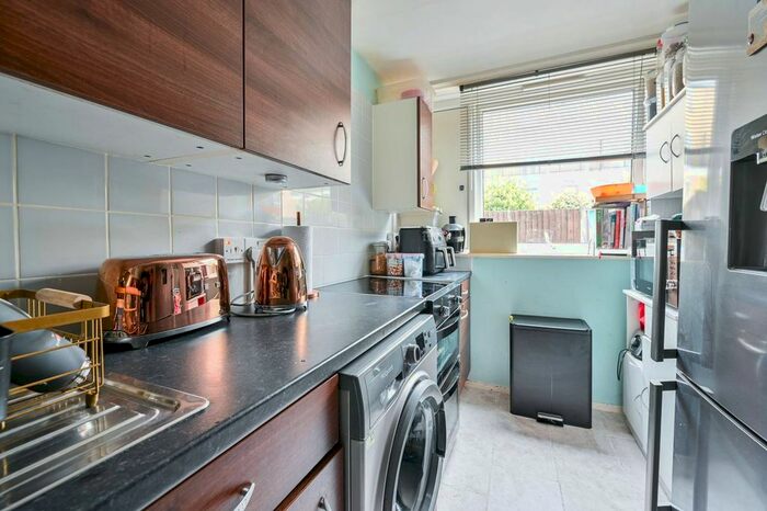 1 Bedroom Flat To Rent In Wentworth Crescent, Peckham, London, SE15