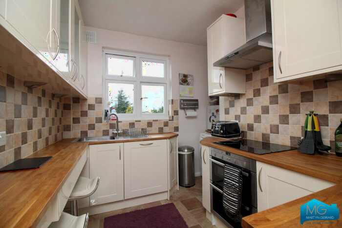 2 Bedroom Apartment To Rent In Heddon Court, Cockfosters Road, Barnet, Hertfordshire, EN4