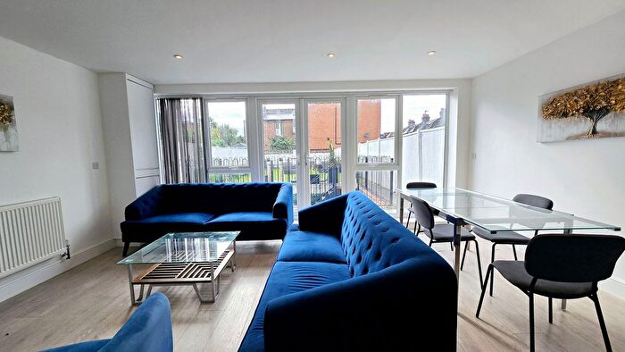 4 Bedroom Flat To Rent In Mitcham Road, Tooting, SW17