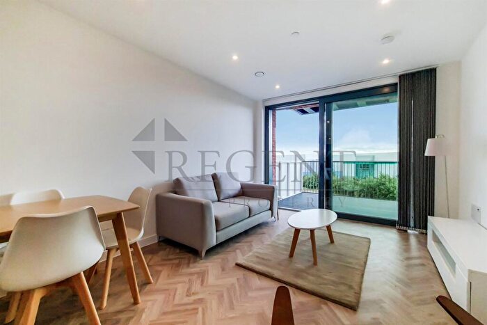 2 Bedroom Apartment To Rent In Skyline Apartments, Makers Yard, E3