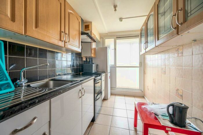 3 Bedroom Flat To Rent In Montague Road, Bushwood, London, E11