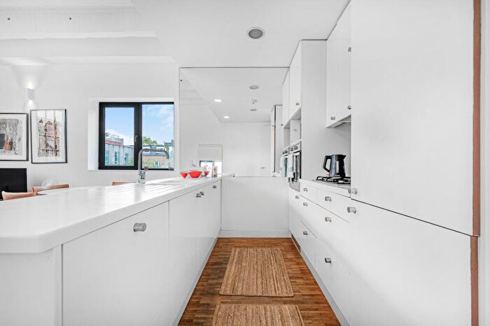3 Bedroom Flat For Sale In Sweeps Building, Leather Lane, EC1N - Photo 5