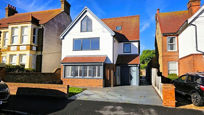4 Bedroom Detached House For Sale In Luton Avenue, Broadstairs, CT10
