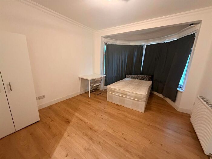 1 Bedroom Flat To Rent In Hall Lane, Hendon, Barnet, NW4