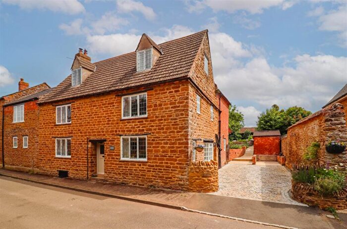 5 Bedroom Cottage For Sale In Stonedge, Manor Road, Staverton, West Northamptons, NN11