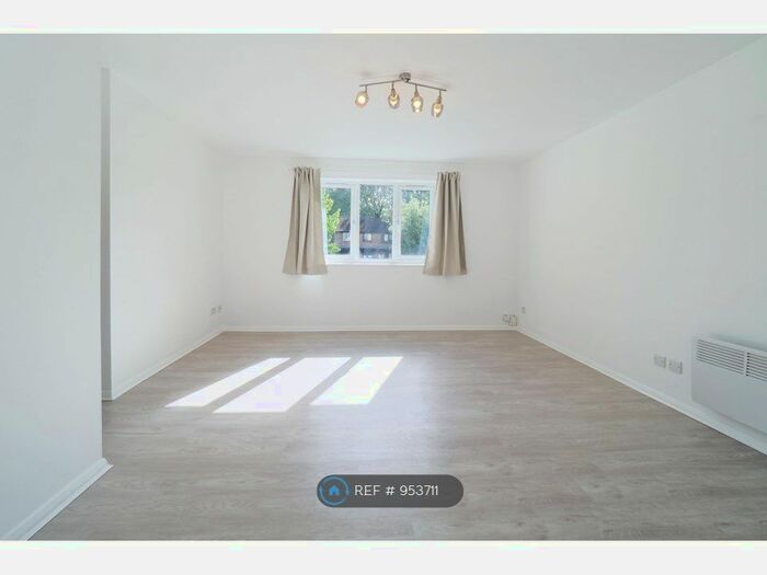 2 Bedroom Flat To Rent In Garnet House, Worcester Park, KT4