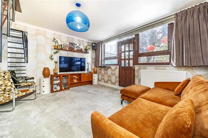 2 Bedroom Flat For Sale In St Johns Estate, Hackney, N1