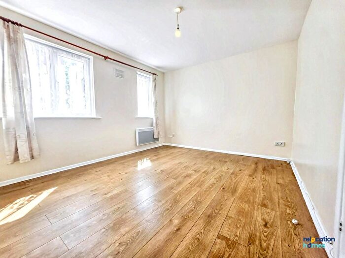 1 Bedroom Flat To Rent In Gartons Close, Enfield, EN3