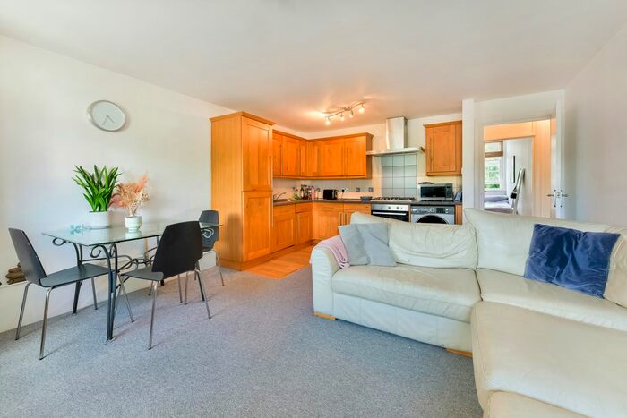 3 Bedroom Flat To Rent In Bowyer House, Clapham High Street, SW4