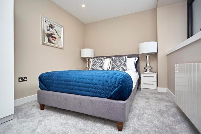 1 Bedroom Apartment To Rent In The Glass House, Queens Gardens, HU1