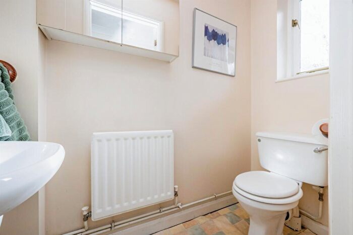 3 Bedroom Detached House For Sale In Dulverton Drive, Furzton, Milton Keynes, MK4