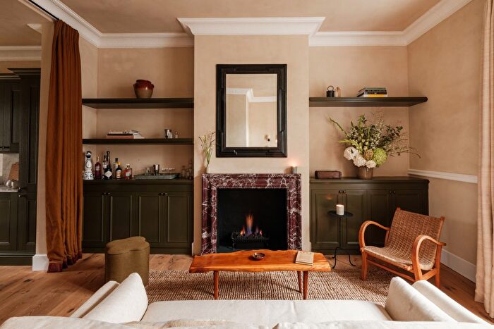 2 Bedroom Flat For Sale In All Saints Road, Notting Hill, London, W11