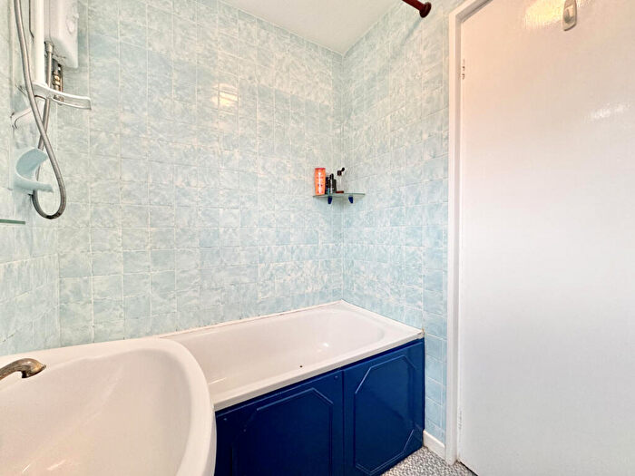 2 Bedroom Semi-Detached Bungalow For Sale In Glamis Close, Garforth, LS25