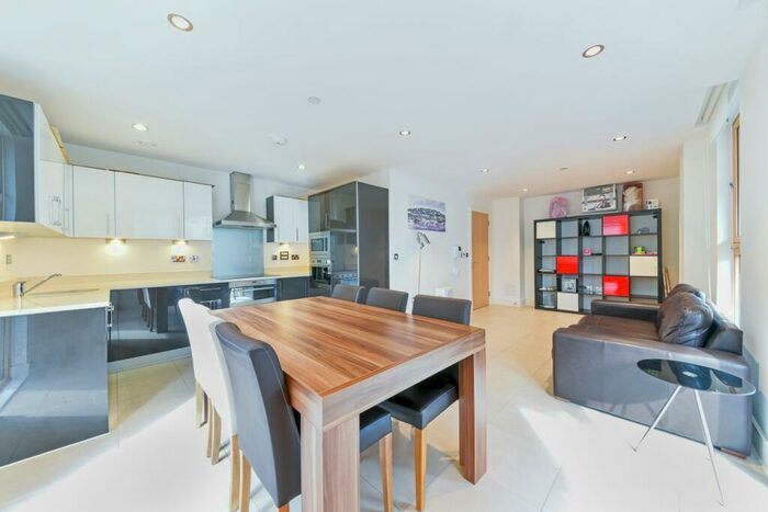 3 Bedroom Apartment To Rent In Province Square, Streamlight Tower, Canary Wharf, E14