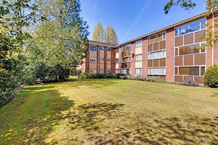 2 Bedroom Apartment To Rent In Weybridge, KT13