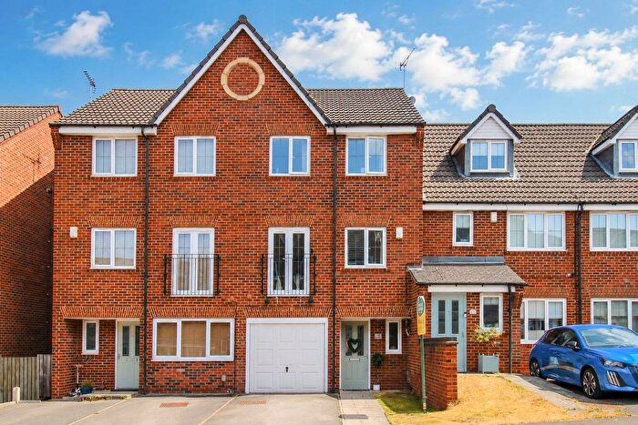 4 Bedroom Town House For Sale In Deans Court, Pontefract, WF8