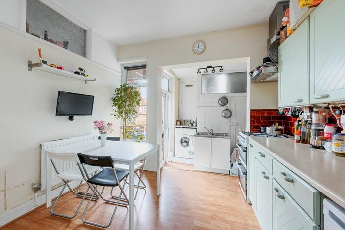 2 Bedroom Flat To Rent In Radbourne Avenue, London, W5