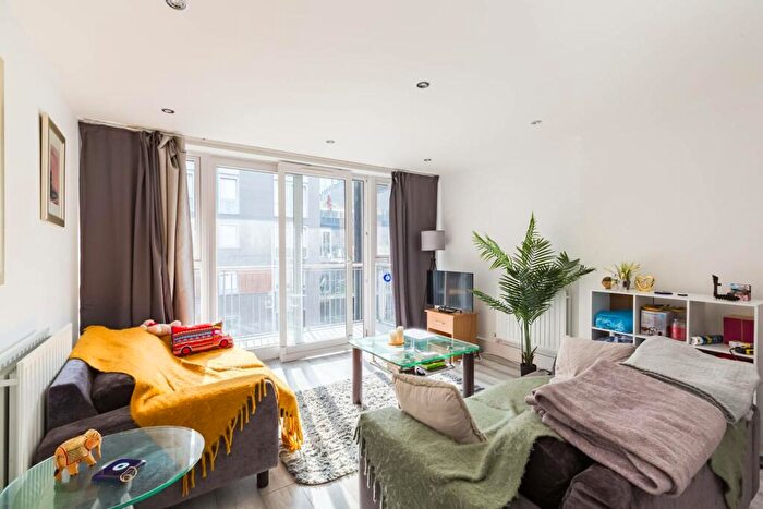 2 Bedroom Flat To Rent In Cassilis Road, , Canary Wharf, London, E14