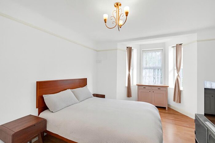 1 Bedroom Apartment For Sale In Malden Court, New Malden, KT3