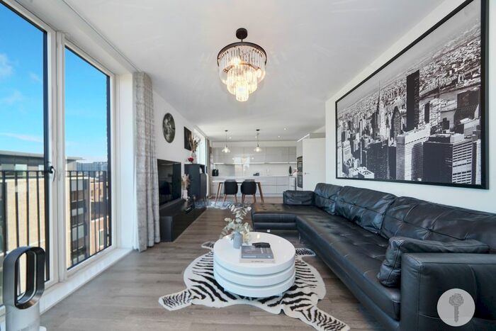 2 Bedroom Flat To Rent In Park View Mansions, Stratford, E20