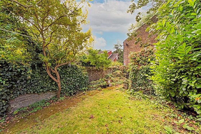 1 Bedroom Flat To Rent In High Street, Hampton Wick, KT1