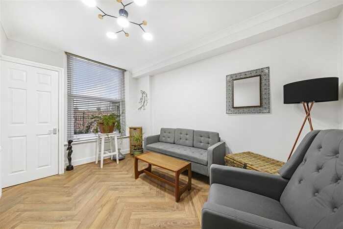 2 Bedroom Flat For Sale In Station Road, North Chingford, E4