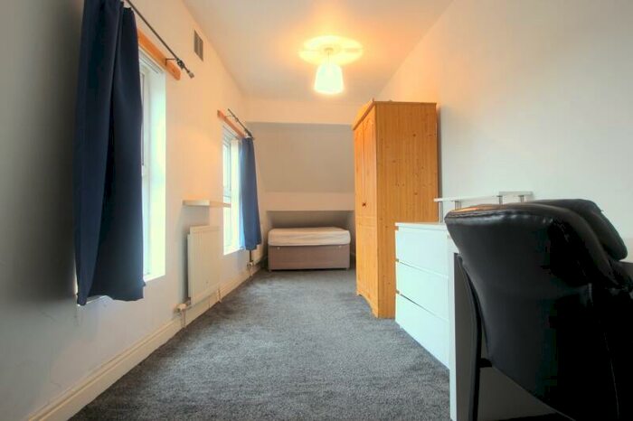 5 Bedroom Flat To Rent In Cardigan Road, Hyde Park, Leeds, LS6